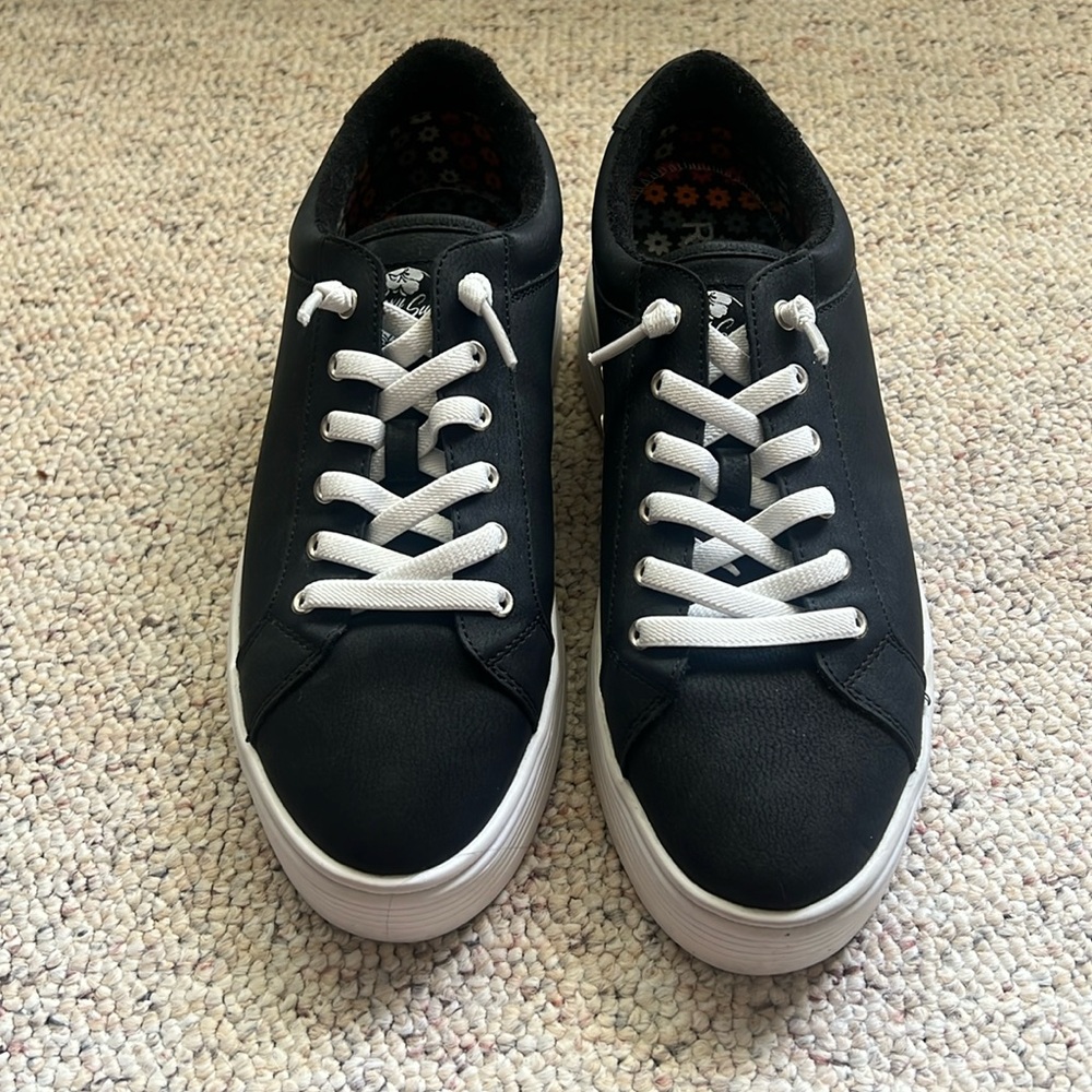 Roxie Shoes, Women’s Size 10, Black Platform